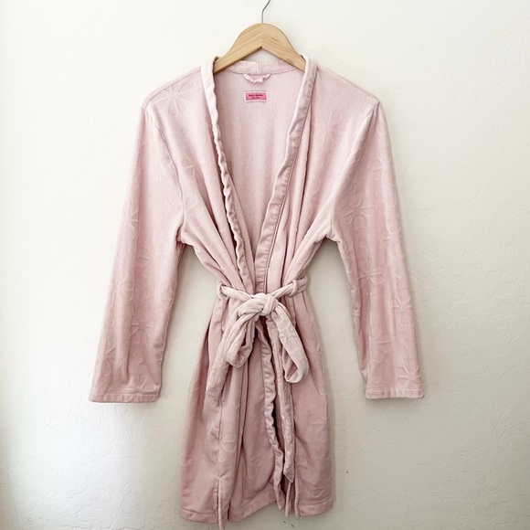 Kate Spade Embossed Floral Plush Long-Sleeve Tie-Front Short Cozy Robe - Picture 4 of 10